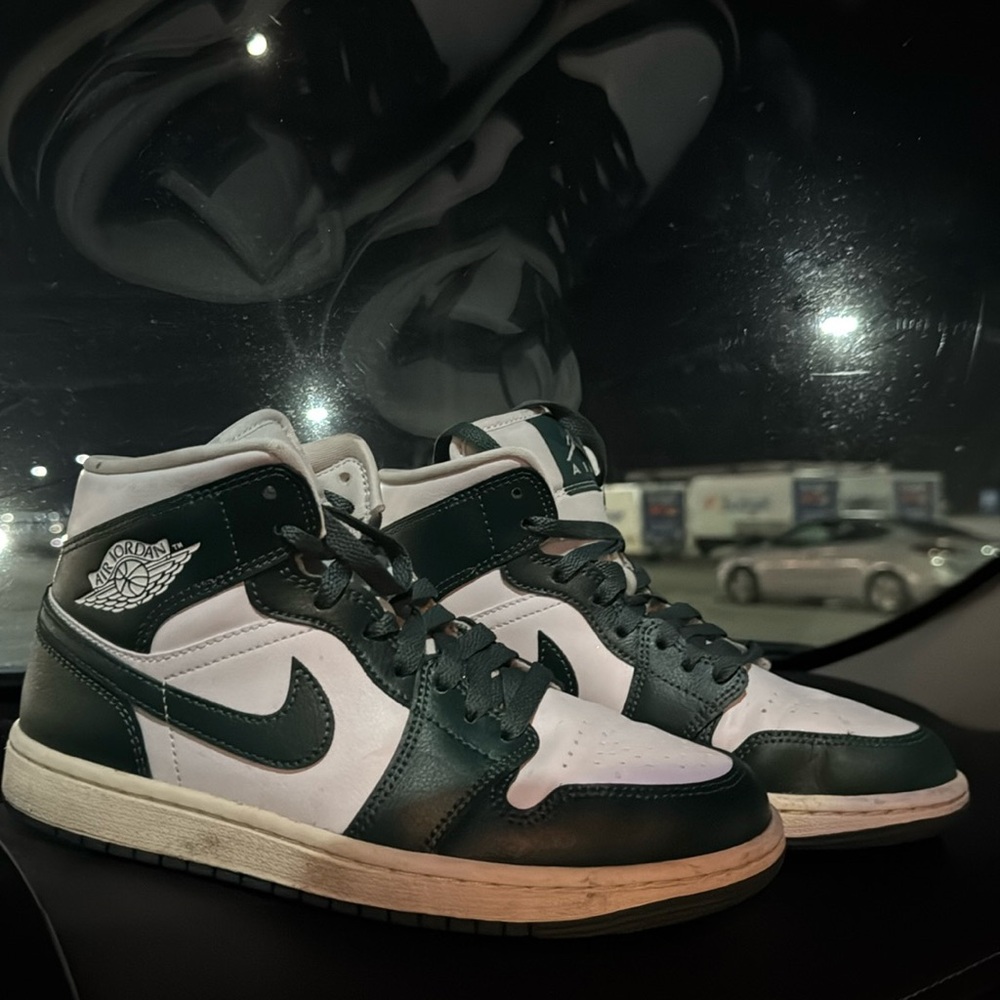 WOMEN'S AIR JORDAN RETRO 1 MID CASUAL SHOES ( Lightly used )